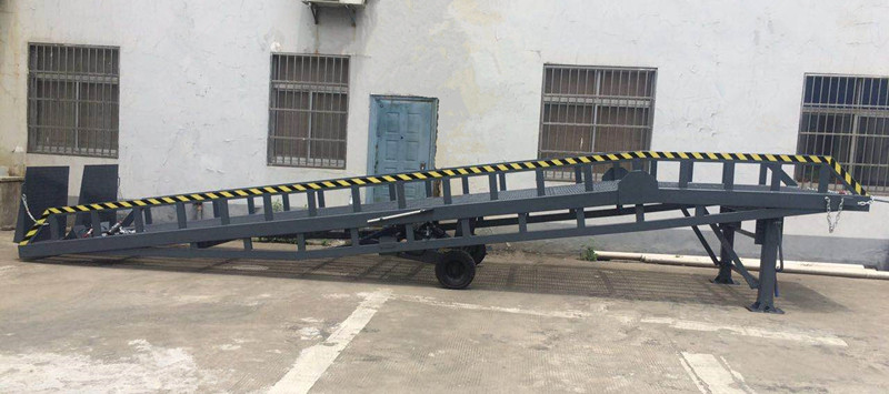 移動(dòng)式液壓登車橋_副本.jpg